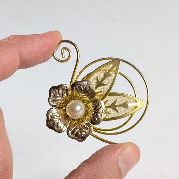 Flower brooch in gold toned metal, gift for mother - Picture 1 of 3